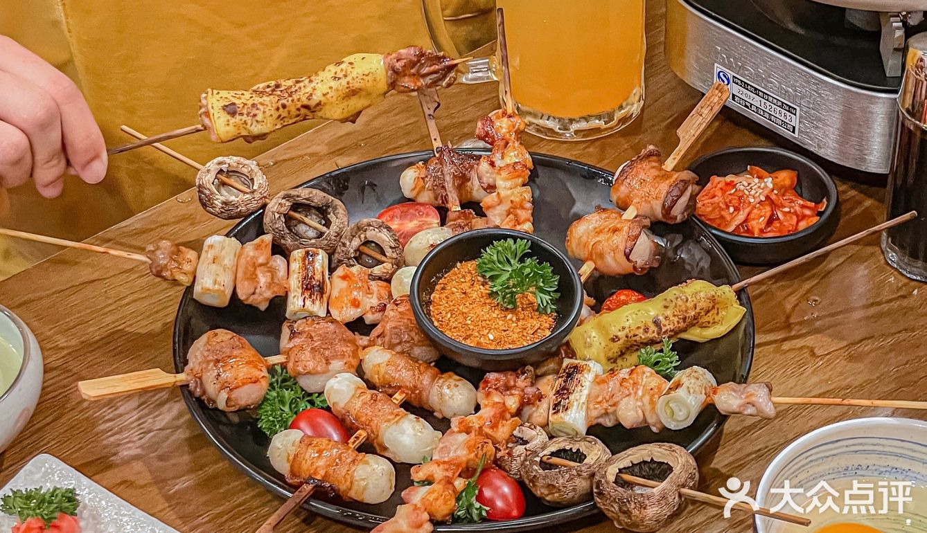 超大杯啤酒[啤酒]抓一大把烧鸟撸串，氛围感来了