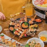 超大杯啤酒[啤酒]抓一大把烧鸟撸串，氛围感来了