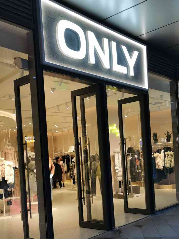 only(万象城店)-"only位于万象城一楼,店面蛮大的,环境.