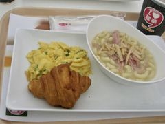 鮑魚雞絲通粉配炒蛋牛角包-翠华餐厅(香港国际机场店)