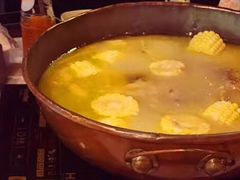 浓厚原只鸡煲花胶汤-鲜入围煮花胶鸡海鲜火锅