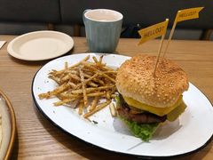 27&nbsp;牛肉汉堡-HELLO 27 意面·沙拉·帕尼尼