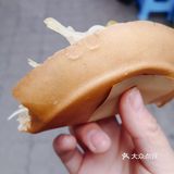 老板就摆自己小卖部外面的