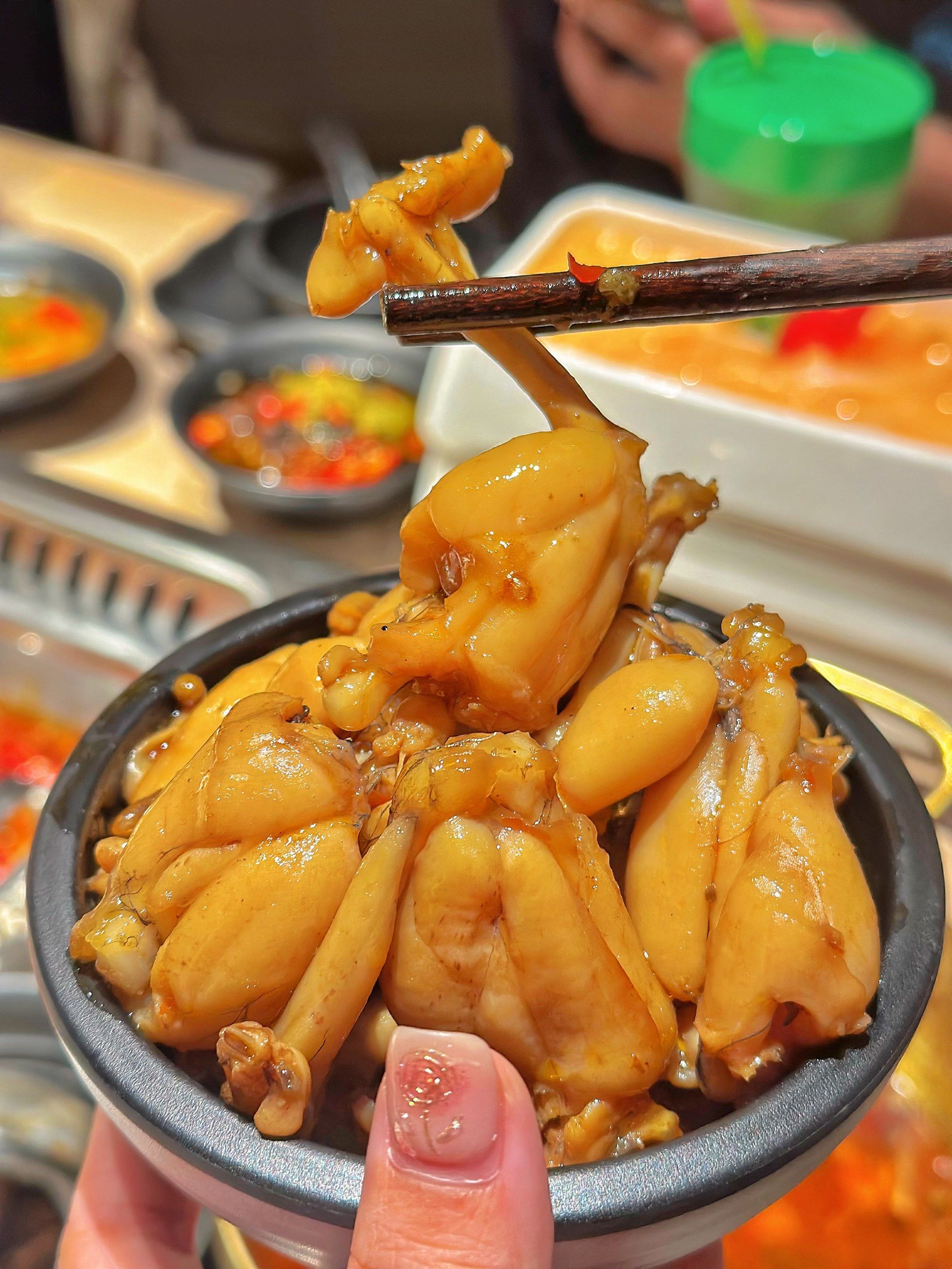 这个牛蛙腿和鱼头🐟直接给我香迷糊了～服务员现场做!