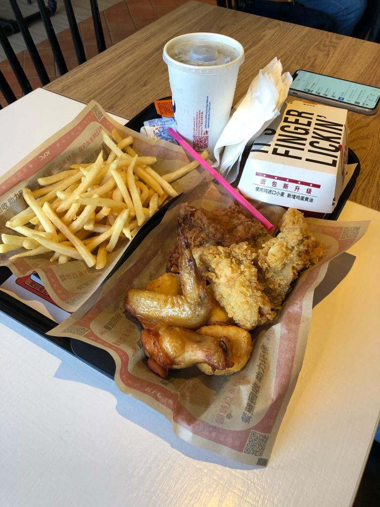 肯德基(施湾店)-"环境还干净,配餐也挺快.新品榴莲鸡块11.