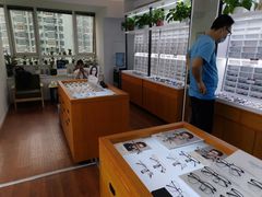 -视野联行眼镜•蔡司•依视路(温江店)