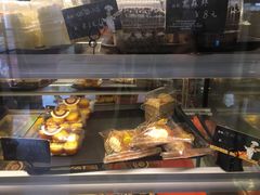 面包甜点陈列柜-东海咖啡馆