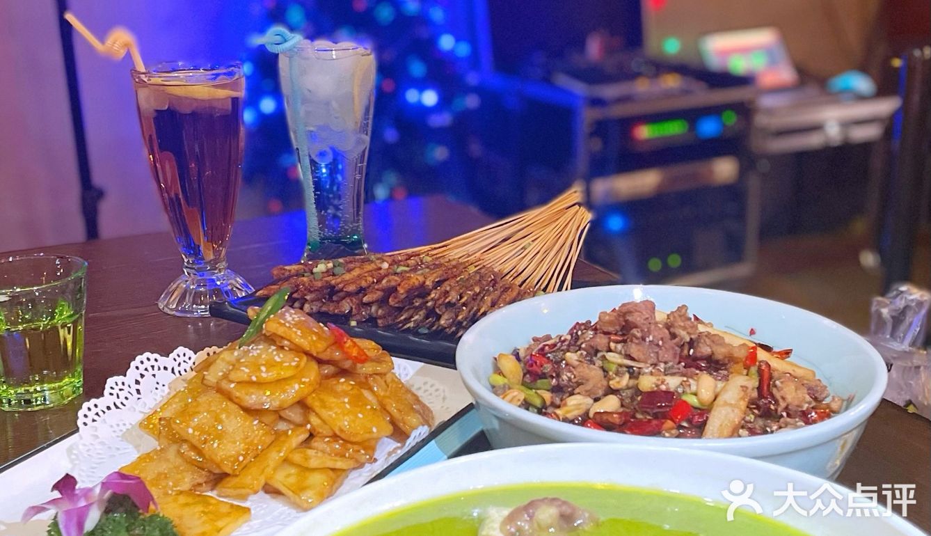 本处于闹市区但是却是一片净土，很适合闺蜜朋友聚餐