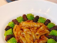 百花羊肚菌烧花胶-三利音·东方司宴(外滩店)