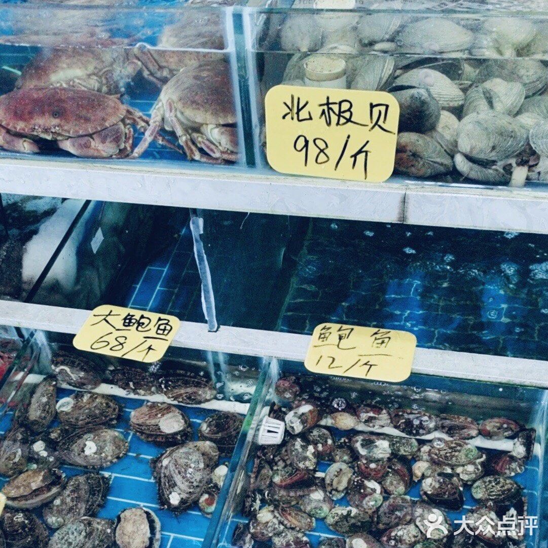 室内环境蛮大的，前面摆满海鲜，后面都是座位。服务