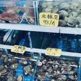 室内环境蛮大的，前面摆满海鲜，后面都是座位。服务