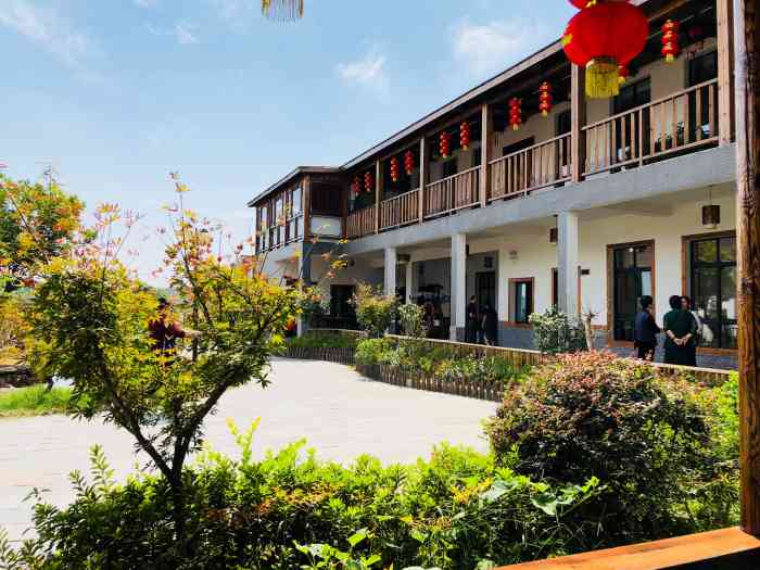 这家农庄很大环境很好里面有湖有沙滩有秋千