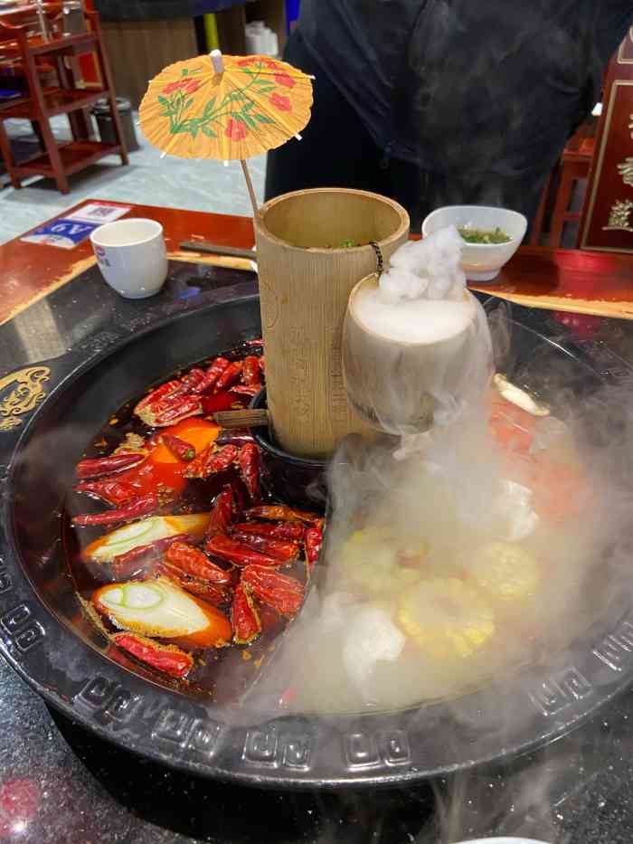 李香蓝火锅-"[环境]挺不错的,环境还可以,就是人多的.