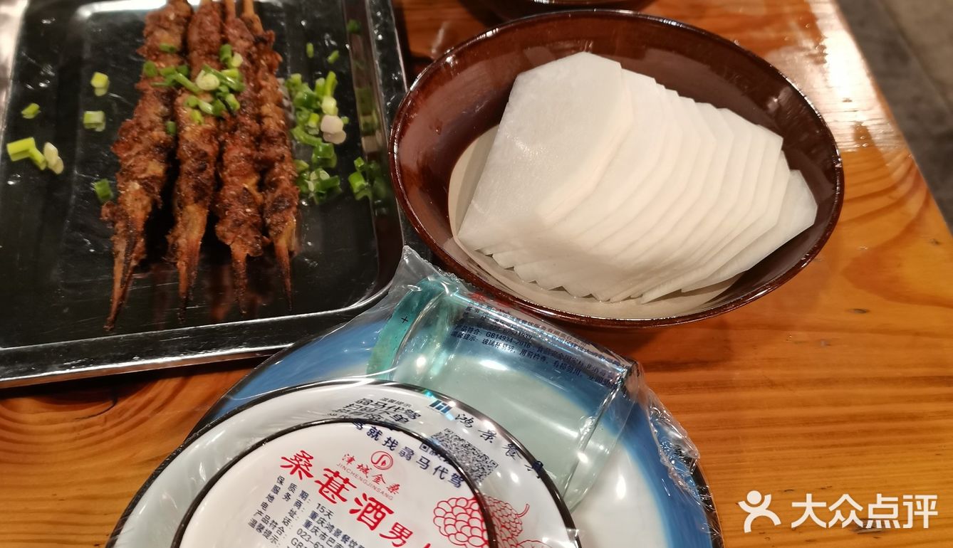 羊排羊腿是看得到的新鲜，炭火慢烤50分钟，馋掉大牙