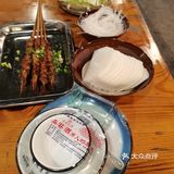 羊排羊腿是看得到的新鲜，炭火慢烤50分钟，馋掉大牙