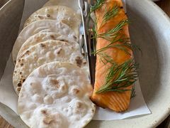 烟熏三文鱼配烤饺子皮和芥末籽酱-BOR Eatery(安福路店)