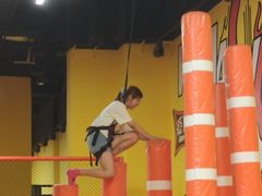 -爱蹦iBOON蹦床运动馆(江汉店)