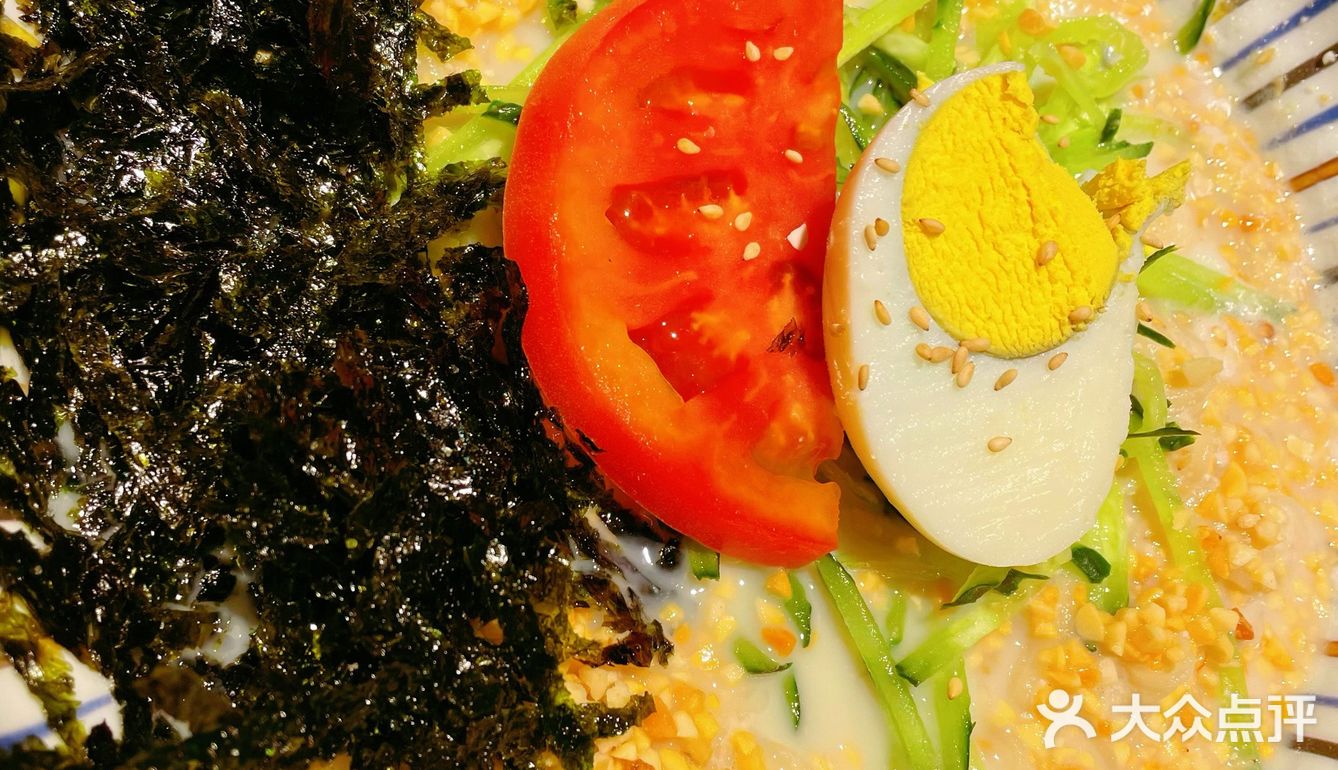 两个人一起叫吃饭，一个人叫吃饲料。