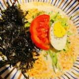 两个人一起叫吃饭，一个人叫吃饲料。