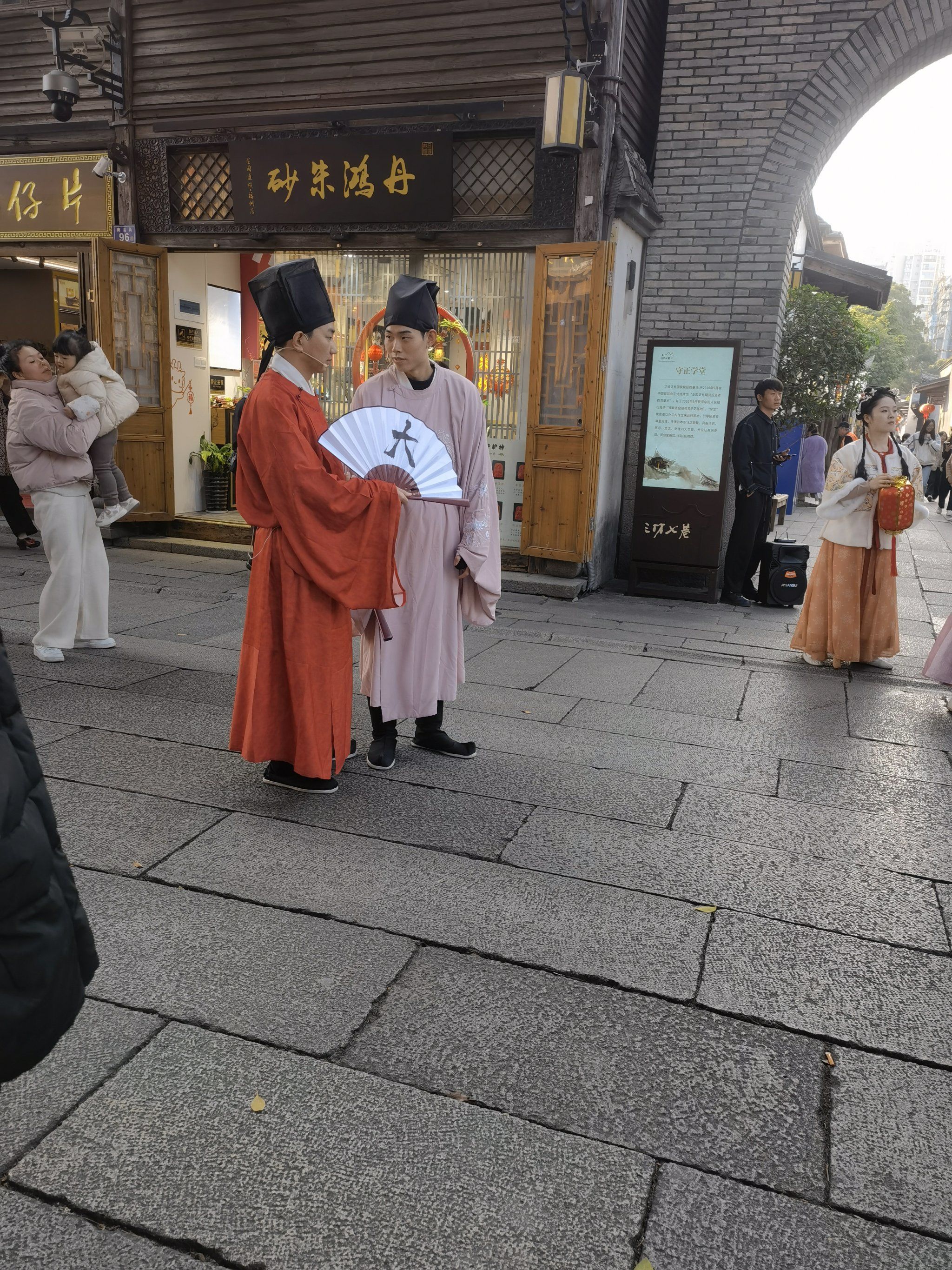 一袭汉服走古巷