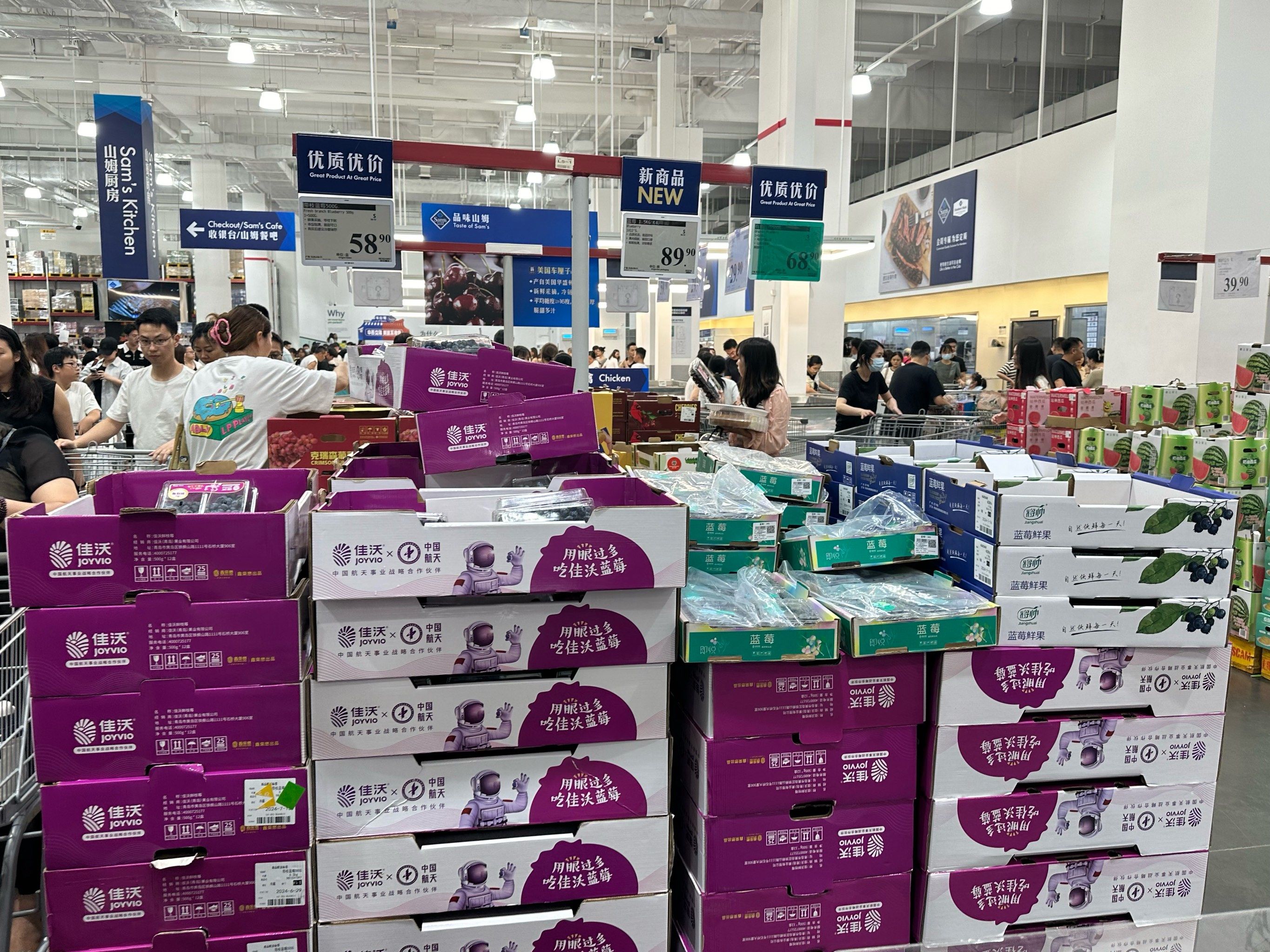 n
94购物中心:山姆的购物中心真的超级大,布局合理,宽敞明亮.