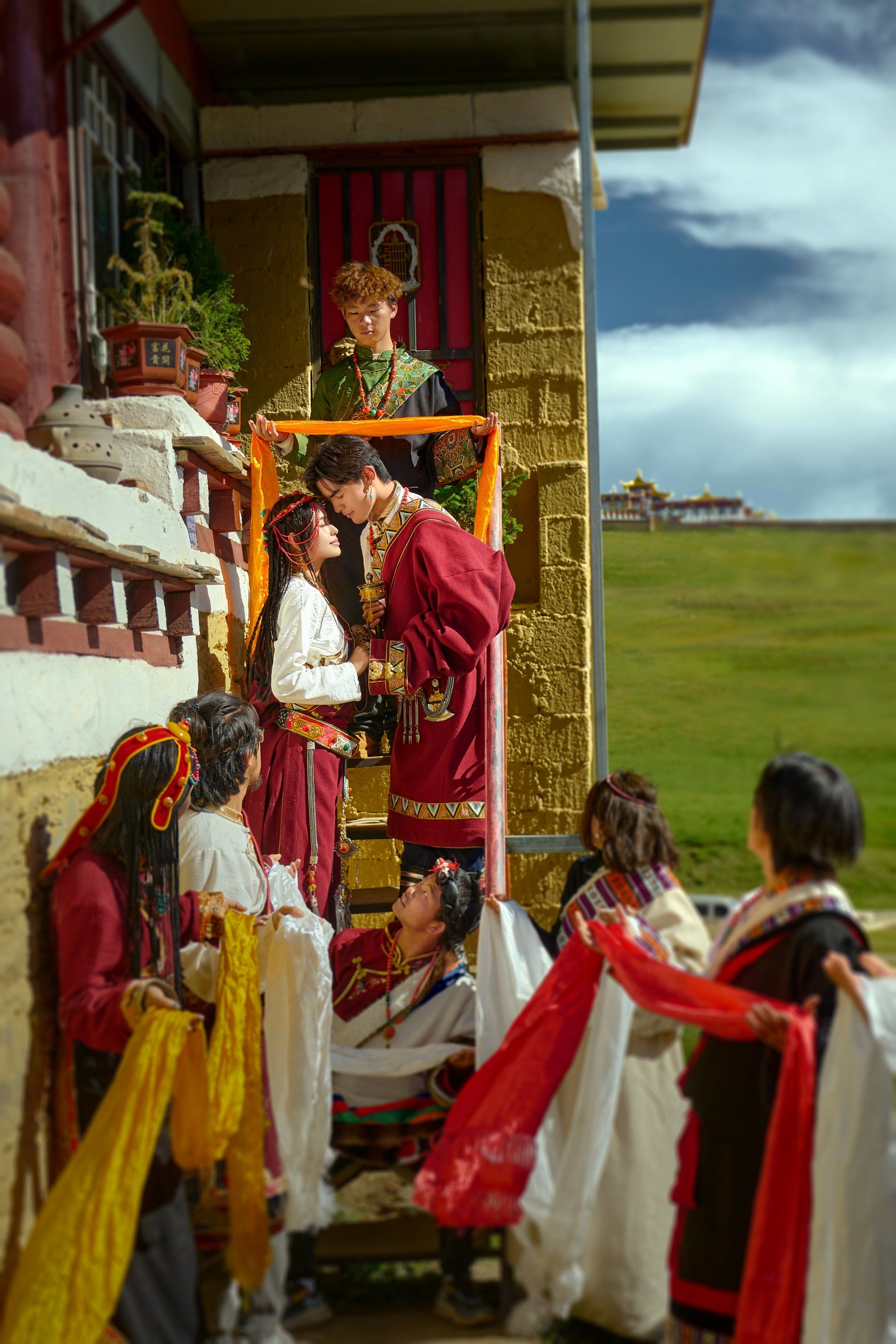 藏式婚礼
亲朋好友着盛装为新人送行
热烈的庆祝仪式在草原