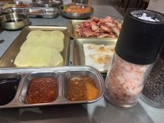 -围炉肉舍•炭烤活鳗•丹东海鲜烤肉(步行街店)