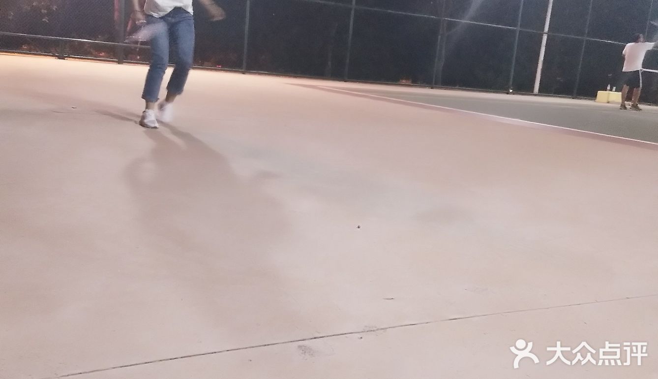 马路上人人戴着口罩，流量也不是很多