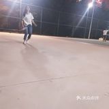 马路上人人戴着口罩，流量也不是很多