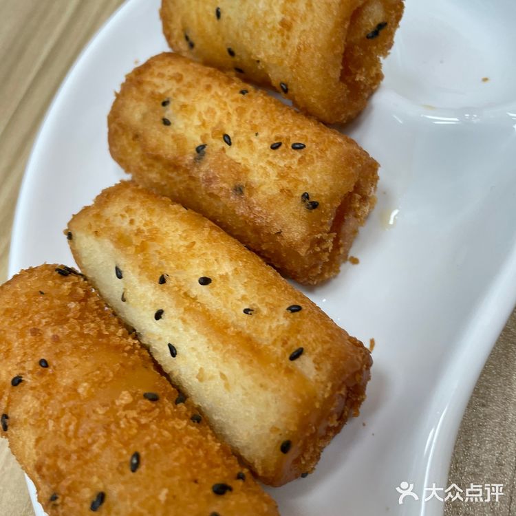 毕竟周末谁会早睡呢半夜饿了就跑下去糖水炸串