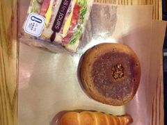 鸡蛋培根三明治&nbsp;核桃谷物面包&nbsp;龙虾奶油卷-多乐之日(五道口店)