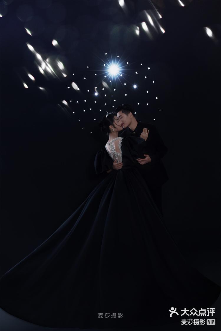 黑色婚纱照如星空般闪耀