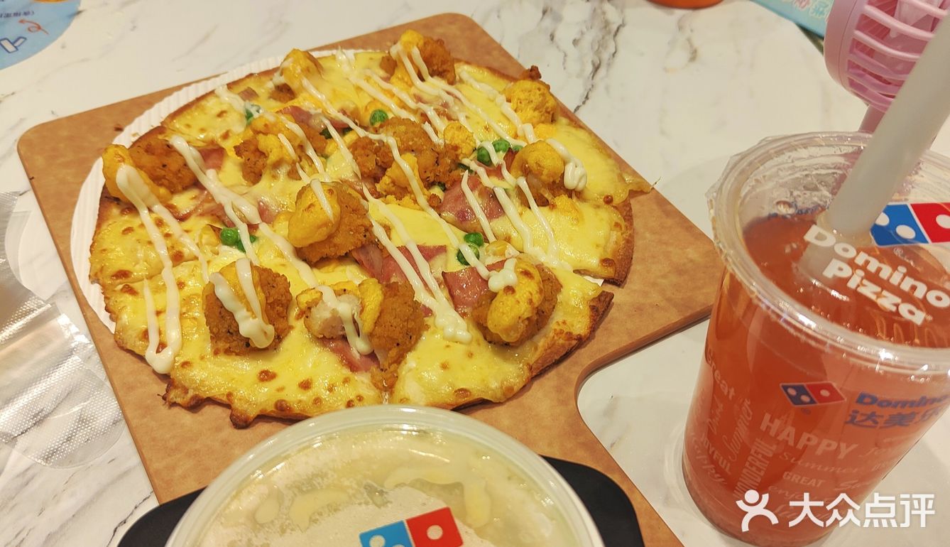 点了必吃榜的鸡肉咸蛋黄披萨外+了一层芝士薄饼