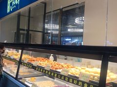 面包甜点陈列柜-四季小馆·地道北京小吃(广百店)