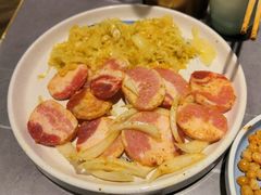 烤精选猪五花配酸菜-小米烤肉-泥炉炭烤(常营店)