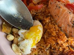 煎三文鱼牛油果波蛋藜麦饭-乔泰勒JOETYLER西餐厅(曲江店)