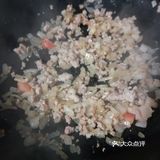 螺纹面先煮开，过凉水。加少量芝麻油搅拌