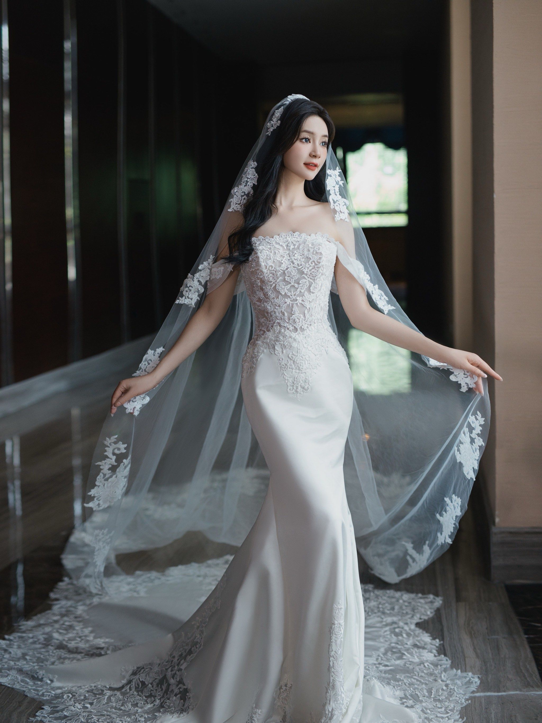 直接夸!缎面鱼尾陪蕾丝长头纱