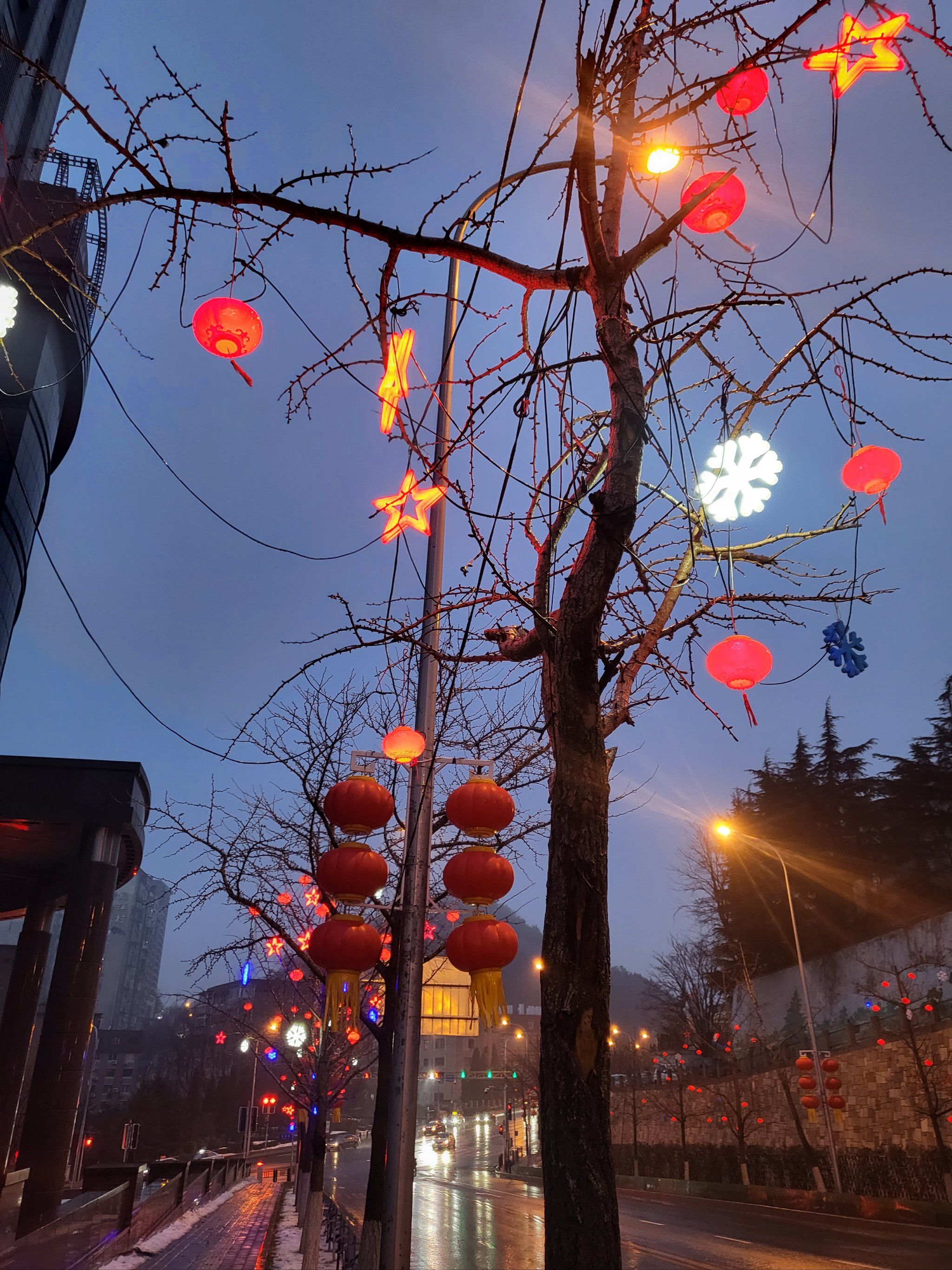 城市里新年的氛围感