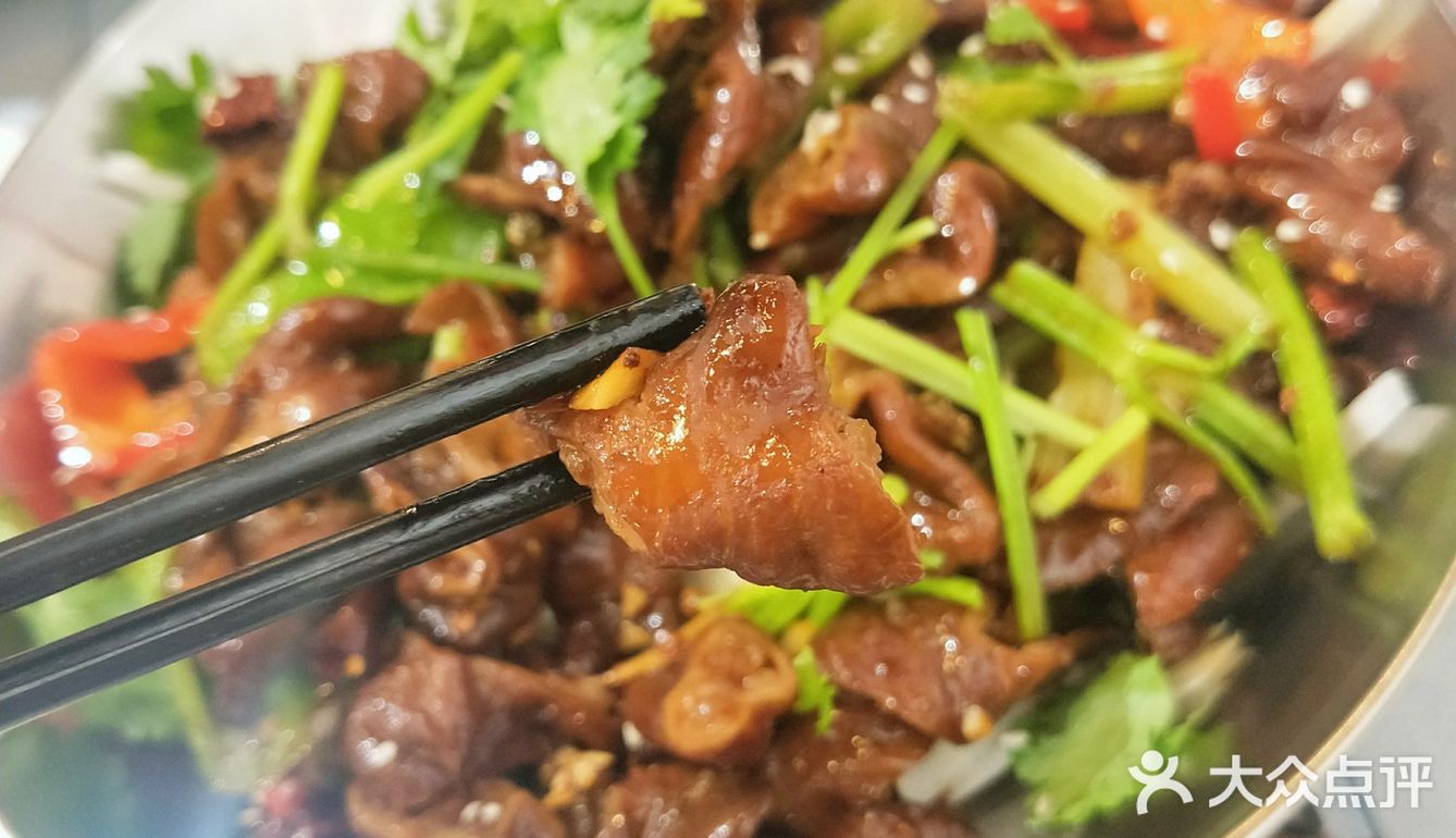 量大、料足、味鲜!打卡网红龙虾牛蛙锅店