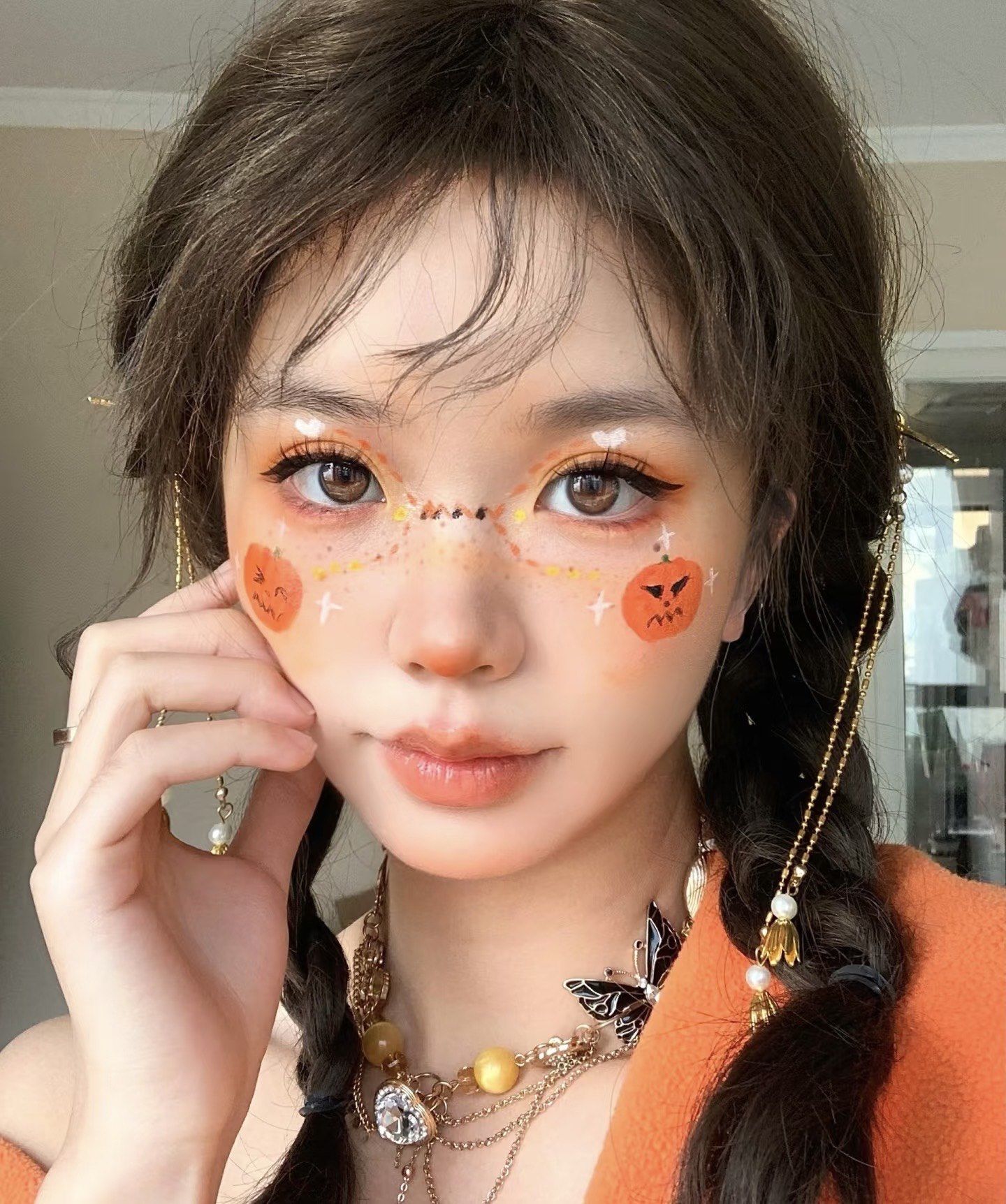 干净的雾面底妆 黄橙色眼妆 彩绘涂鸦