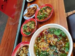 -爆炸头阿姨小四川正宗川味小吃(无任何分店)