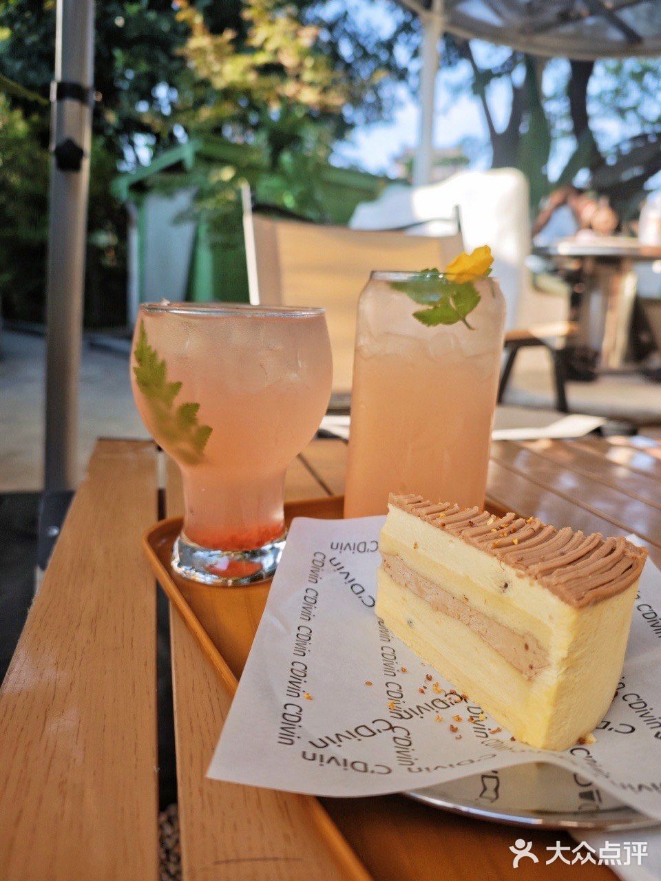 🍰问爆了！就在护城河边儿的咖啡店！✨