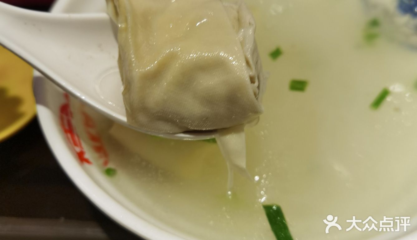 鱼丸很好吃。连千张包的馅料都那么瓷实。还真是老店