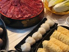 安格斯牛肉-鲜入围煮花胶鸡海鲜火锅
