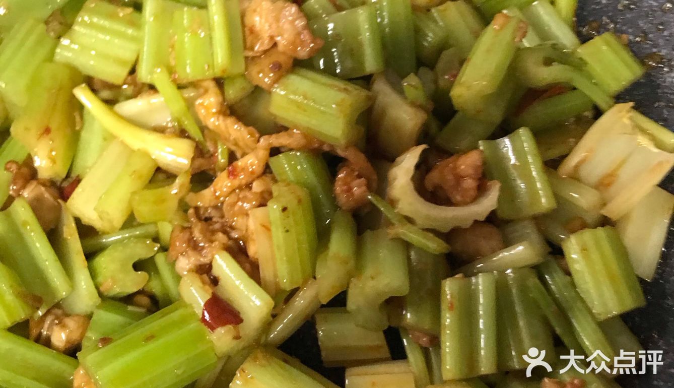 翻炒至变色 倒入芹菜 一起翻炒 快熟时