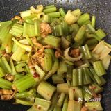 翻炒至变色 倒入芹菜 一起翻炒 快熟时