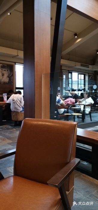 星巴克臻选(成都宽窄巷子店)大堂图片