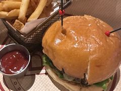 -BOURBON 玻本美式餐厅酒吧(虹桥新天地店)