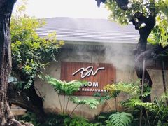 -Chom Cafe and Restaurant